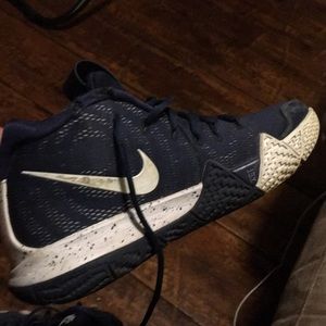 Condition: okay.         Brand:kyire.  Size: 7.5